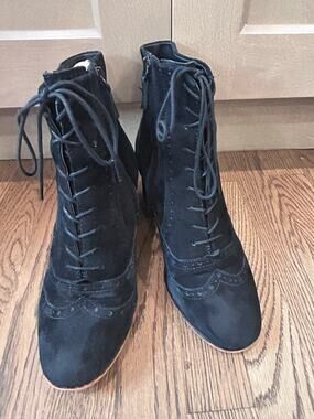 Tahari Black Suede Dark Academia Whimsigoth Victorian Ankle Boots Heeled Sz 9.5M